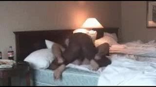 Черный парень погружает член в свою жену