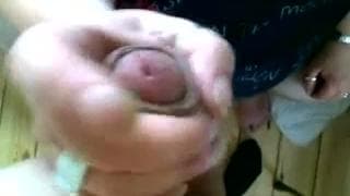 Она дрочит мужу, чтобы тот кончил ей на лицо