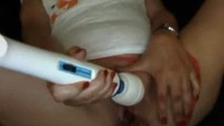 Она охотно мастурбирует своим вибратором