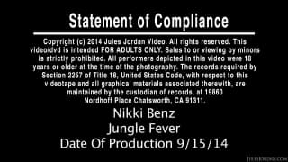 Никки Бенц - шикарная блондинка, трахающаяся