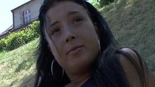 Она трахаются на на улице для разнообразия