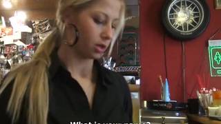 Эта красивая блондинка становится возбуждённой