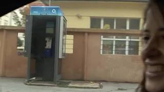 Женщина на улице принимает этот вызов