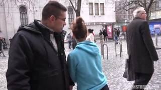 Эта незнакомка берёт жёсткий член в свою жопу Эта незнакомка берёт жёсткий член в свою жопу