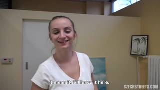 Массажист с большими сиськами обслужит его