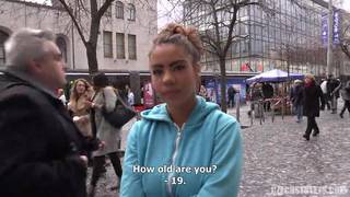 Молодая девушка из Чехии ебётся на улице