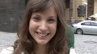 Эта красивая брюнетка прыгает и трахается