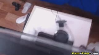 Красивая молодая шлюха трахает своего парня