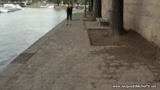 Эта француженка любит неожиданные места