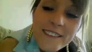 Ей нравится плевать на ее сиськи и ласкать их