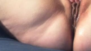 Эта женщина любит потирать свою киску