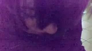 Эта девушка наклоняется и хочет сосать член