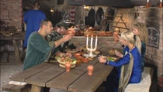 В развлекательном бассейне полно людей