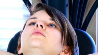 Эта брюнетка ласкает себя в тренажёрном зале