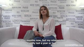 Молодая красивая женщина взорвалась в оргазме