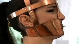 Госпожа надевает на девушку-намордник и мастурбирует киску-игрушками! Госпожа надевает на девушку-намордник и мастурбирует киску-игрушками!