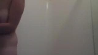 Эта мамаша любит намыливать себя на камеру