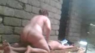 Толстушка подзуется всем тверым членом в ней