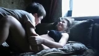 Любительская сука ебётся со связанными руками