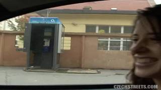 Эта возбуждённая пара любит трахаться на улице