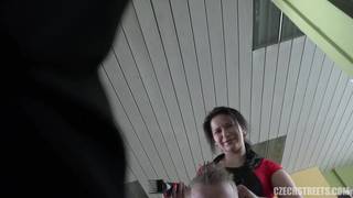 Брюнетка-парикмахер трахается на рабочем месте