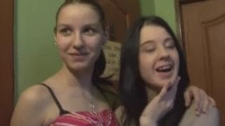 Три симпатичные, молодые шлюшки с удовольствием обрабатывают член!