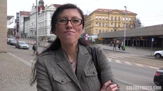 Чешской брюнетке предлагают трахаться на улице Чешской брюнетке предлагают трахаться на улице