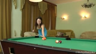 Рокси-играет в бильярд и мастурбирует свою волосатую киску на столе! Рокси-играет в бильярд и мастурбирует свою волосатую киску на столе!