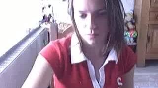 Показывая все, что у нее есть на веб-камеру