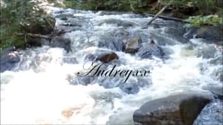 Она любит поиграть с собой прямо на улице