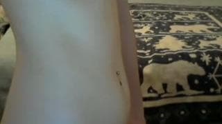 Она любит трогать себя в постелив одиночестве