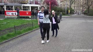 Эти сексуальные пары хотят трахаться за деньги Эти сексуальные пары хотят трахаться за деньги