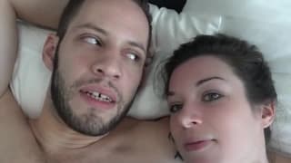 Эта пара остается дома, чтобы потрахаться