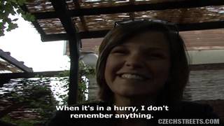 Он нашёл милую брюнетку, чтобы трахаться дома