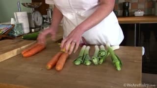 Франческа Мэй играет со своей едой и киской