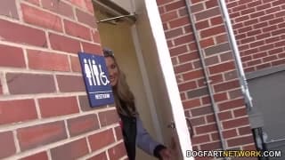 Блондинка Алиша Райли с упоением сосет и трахает этот черный член!