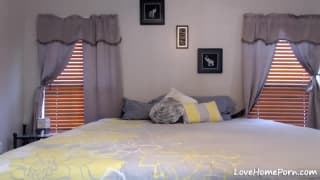 Молодая блондин трахается с толстым дилдо