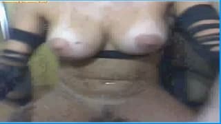 Эта сука не стесняется играть перед камерой