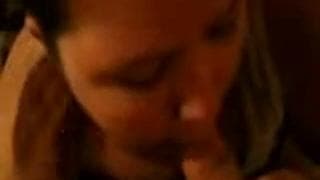 Она хватает его и сосет очень интенсивно