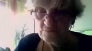 Бабушка оголяет свои сиськи на камеру