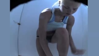 Потрясающая малышка в пляжной раздевалке