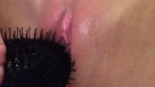 Она любит мастурбировать, принимая душ