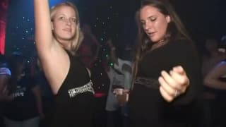 Эта шлюха сегодня пробуждает нас в постели