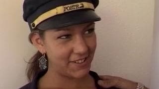 Молодой парень трахает эту капитанскую шлюху Молодой парень трахает эту капитанскую шлюху