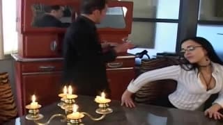 Французская шлюха отдаётся на обеденном столе Французская шлюха отдаётся на обеденном столе