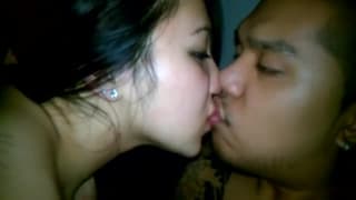 Эта брюнетка отсасывает большой чёрный хуй