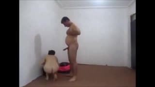 Эта арабская пара трахается прямо на полу