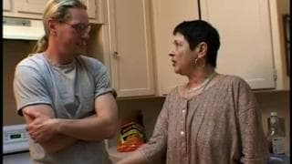 Зрелая женщина-очень сильно захотела трахнуть этого молодого чувака! Зрелая женщина-очень сильно захотела трахнуть этого молодого чувака!