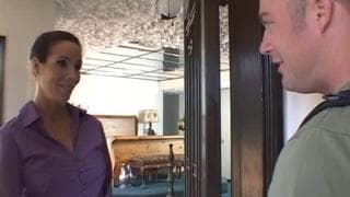 Стройная милфа-брюнетка-любит получать куни, делать минет и трахаться!