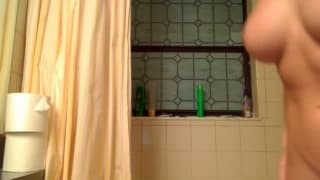 Эта пара трахается в душе, пока не кончат